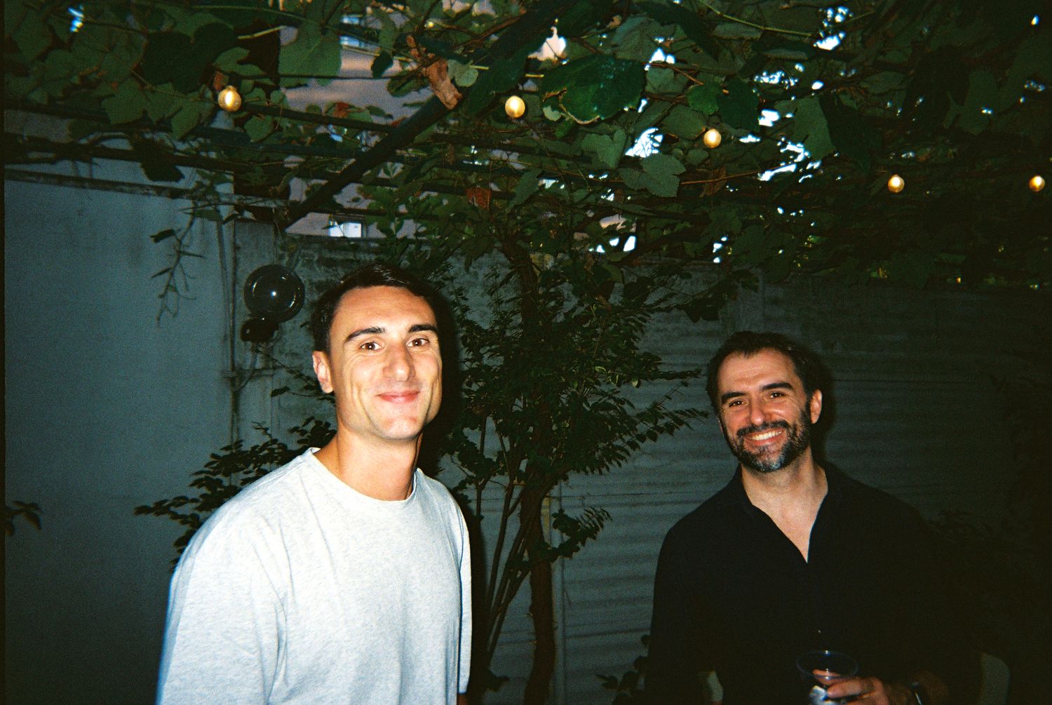 Due membri della community sotto le luci del giardino di CrossFit Avanguardia