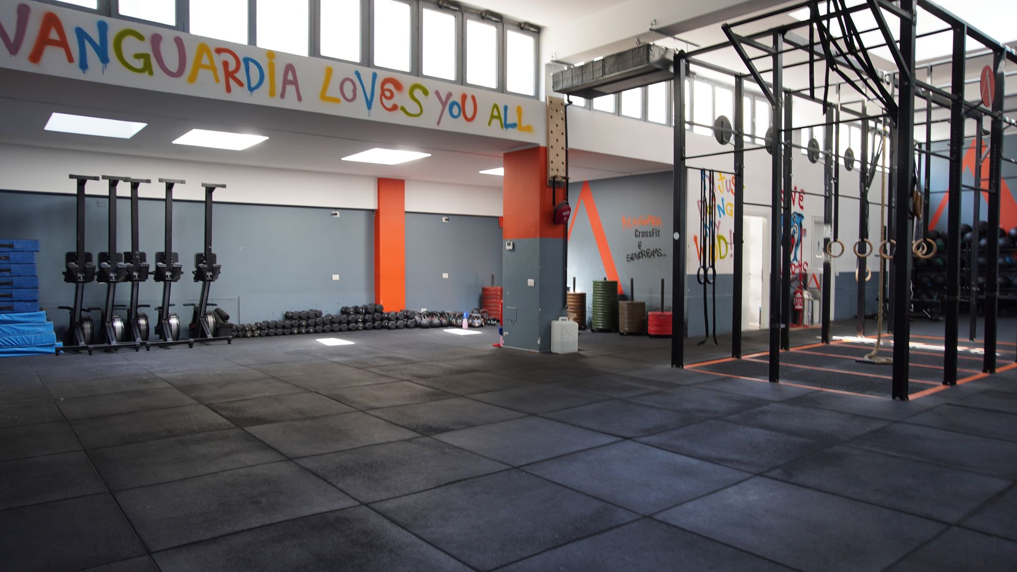 La sala di CrossFit Avanguardia con il murale Vanguardia loves you all